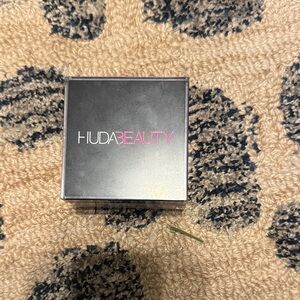 HUDA BEAUTY Easy Bake